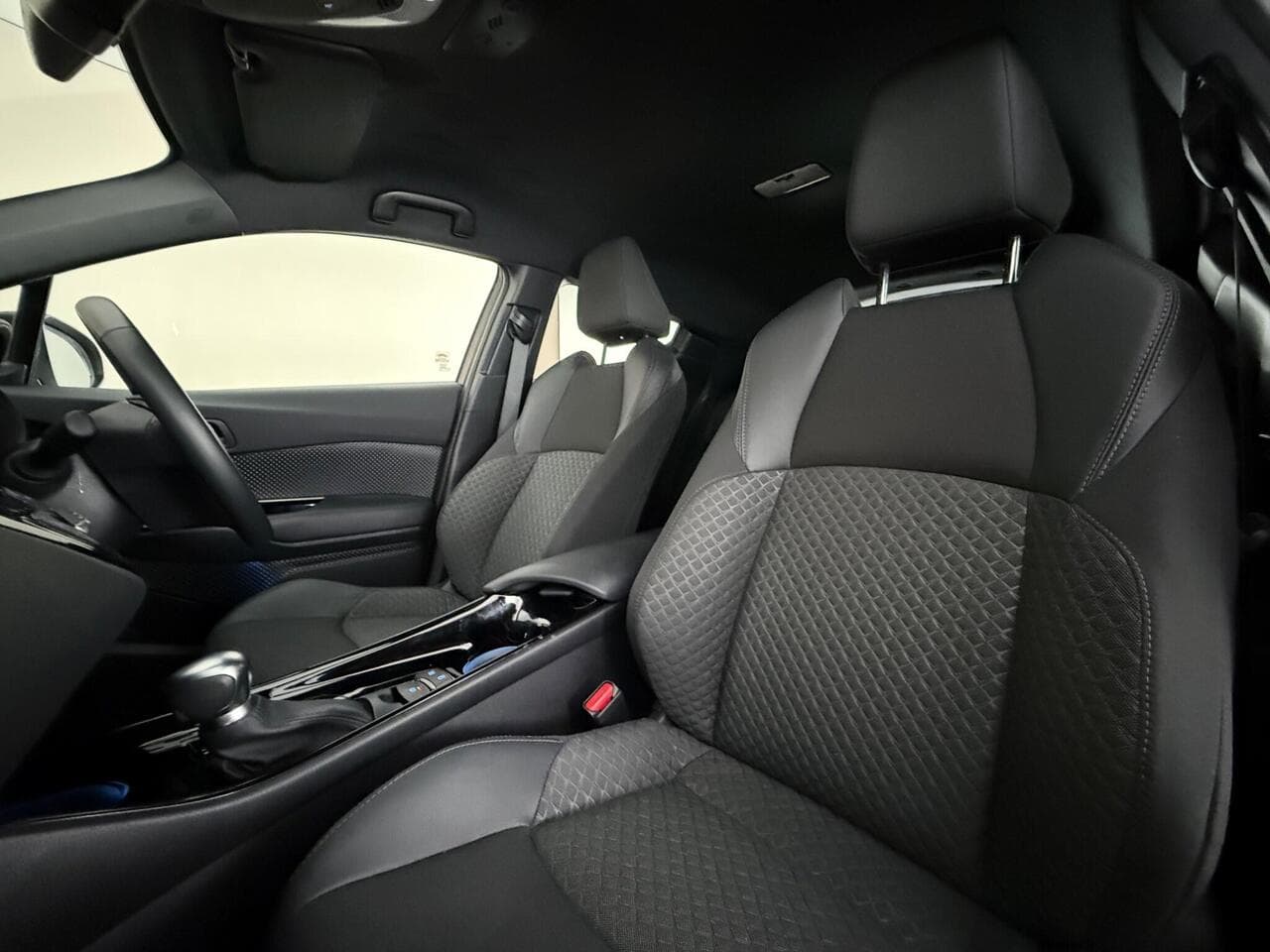 Toyota C-HR thumbnail Seat Front Passenger