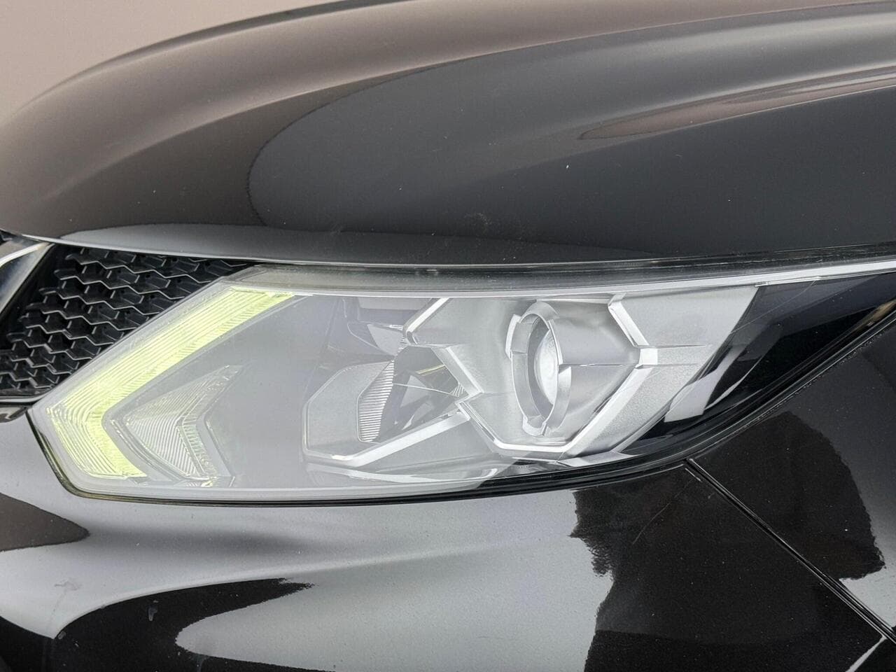 Nissan Qashqai thumbnail Lights Front