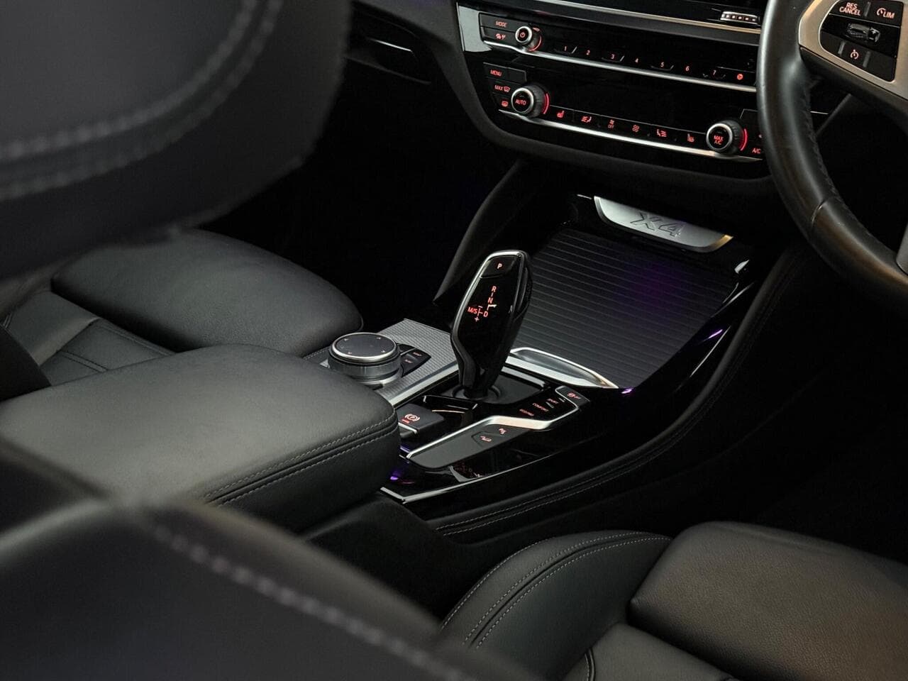 BMW X4 thumbnail Interior Front