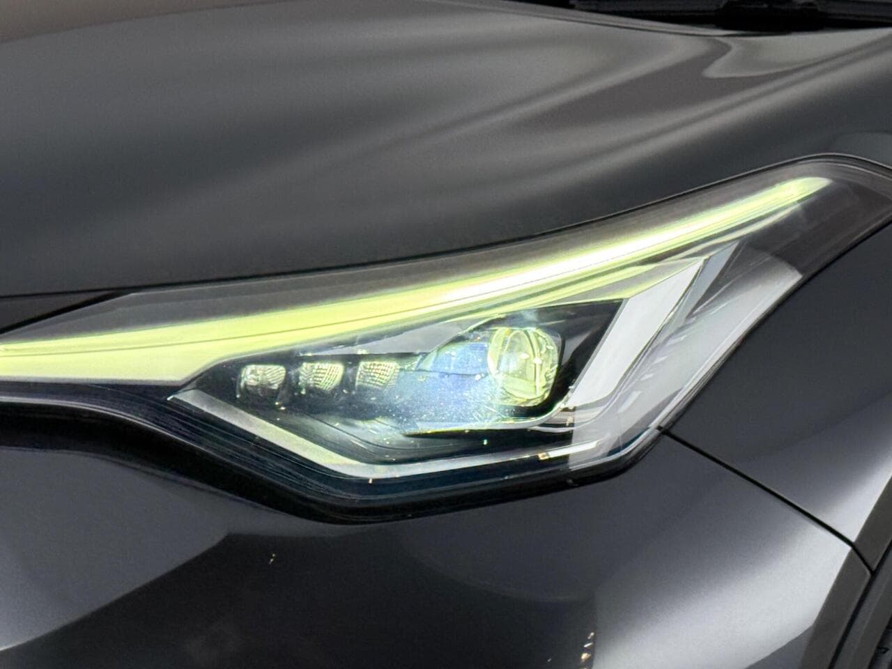 Toyota C-HR thumbnail Lights Front