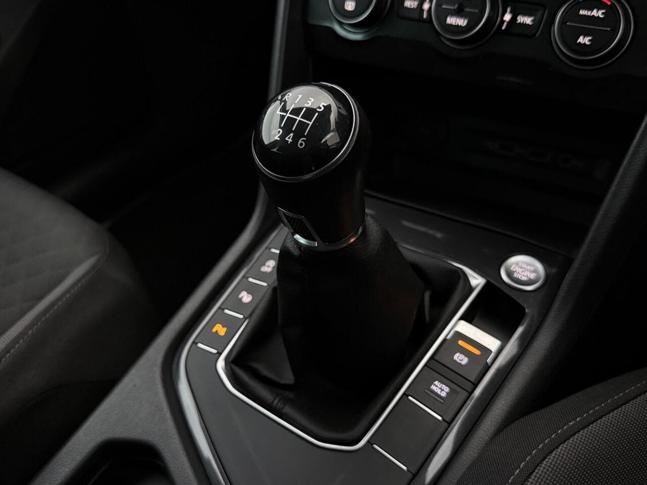 Volkswagen Tiguan thumbnail Interior Front