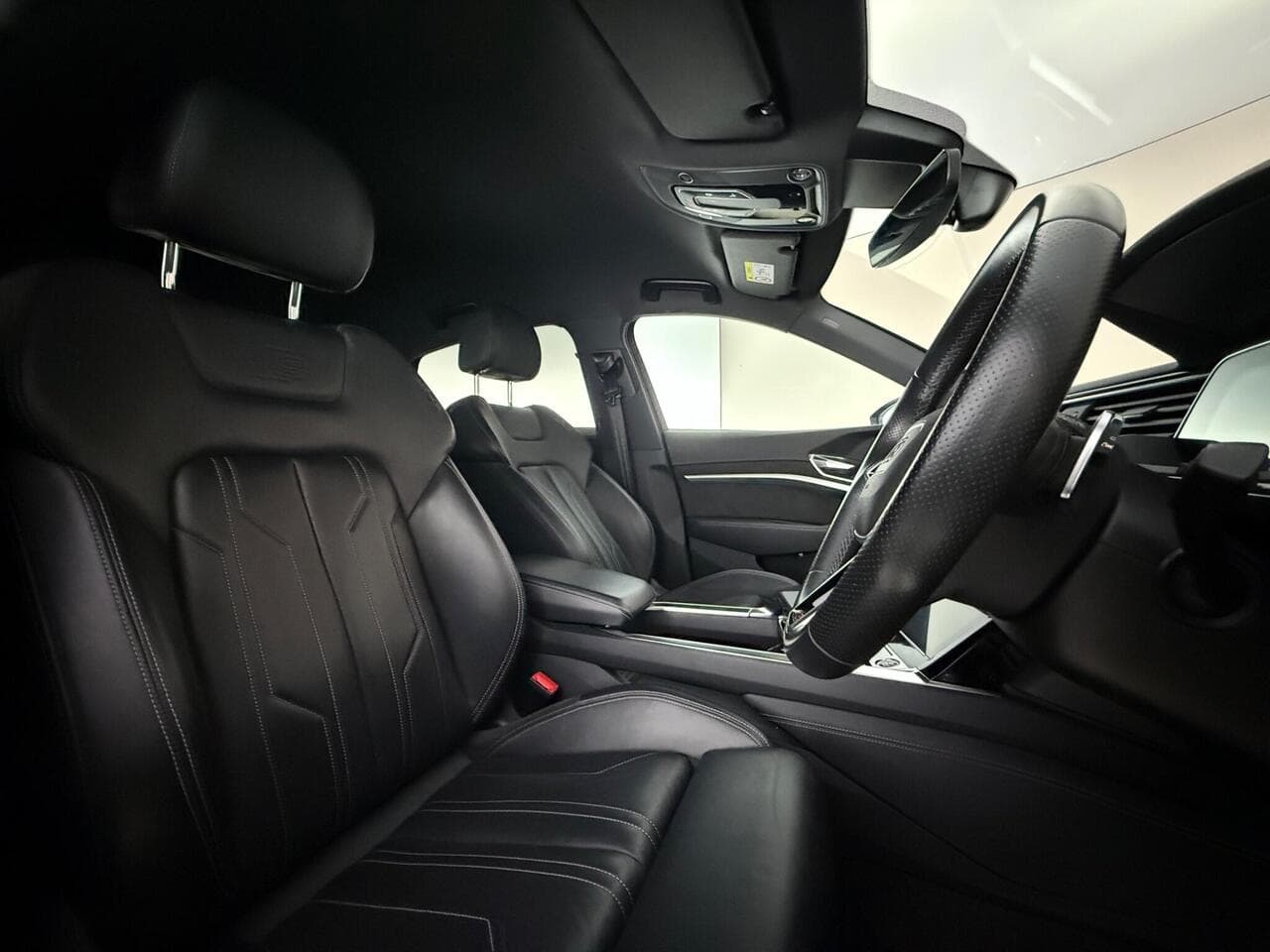 Audi e-tron thumbnail Seat Driver