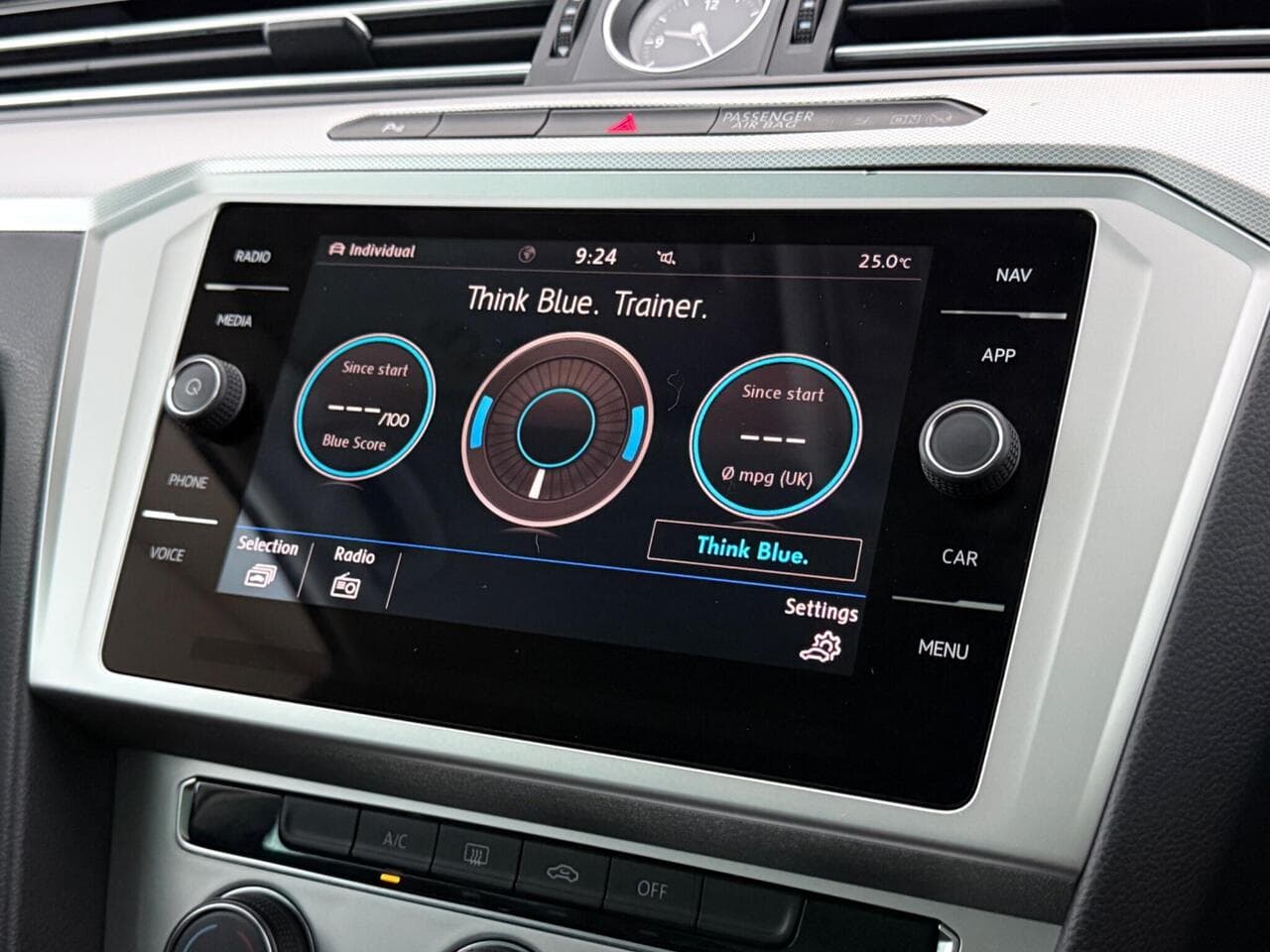 Volkswagen Passat thumbnail Infotainment System