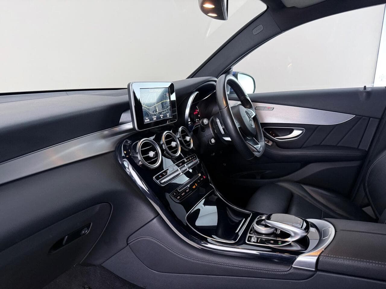 Mercedes-Benz GLC thumbnail Interior Front