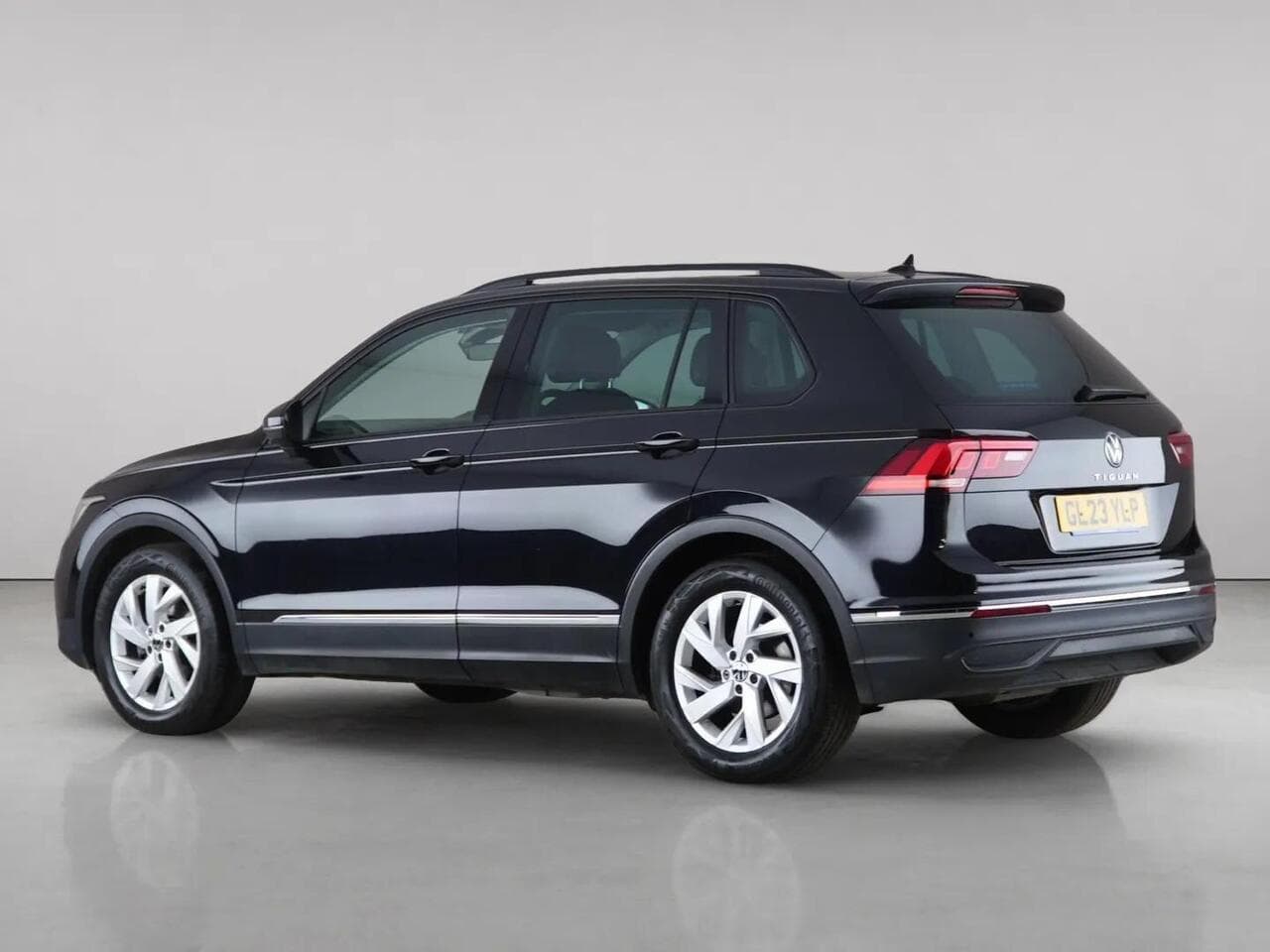 Volkswagen Tiguan thumbnail Side Left