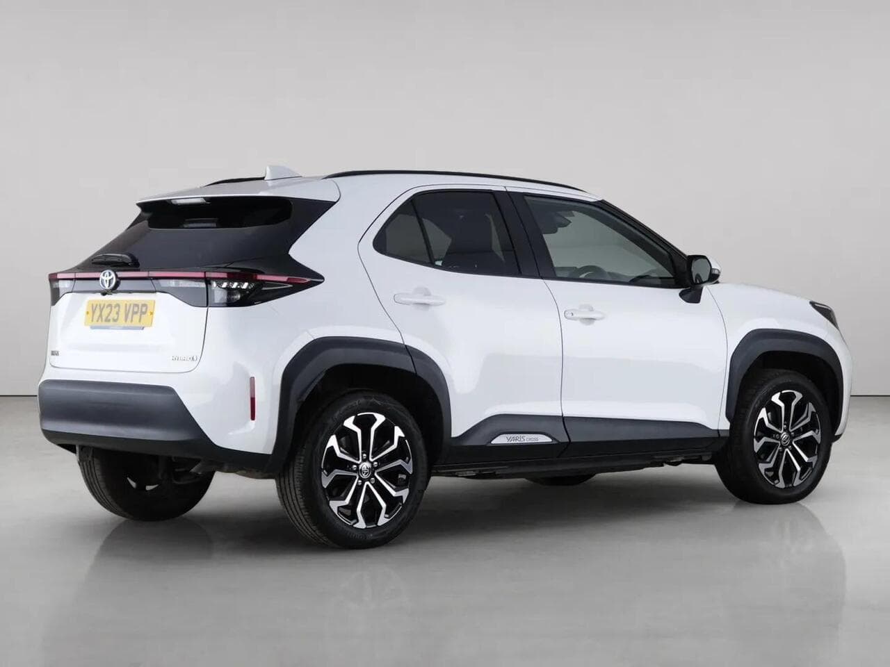 Toyota Yaris Cross thumbnail Rear Right
