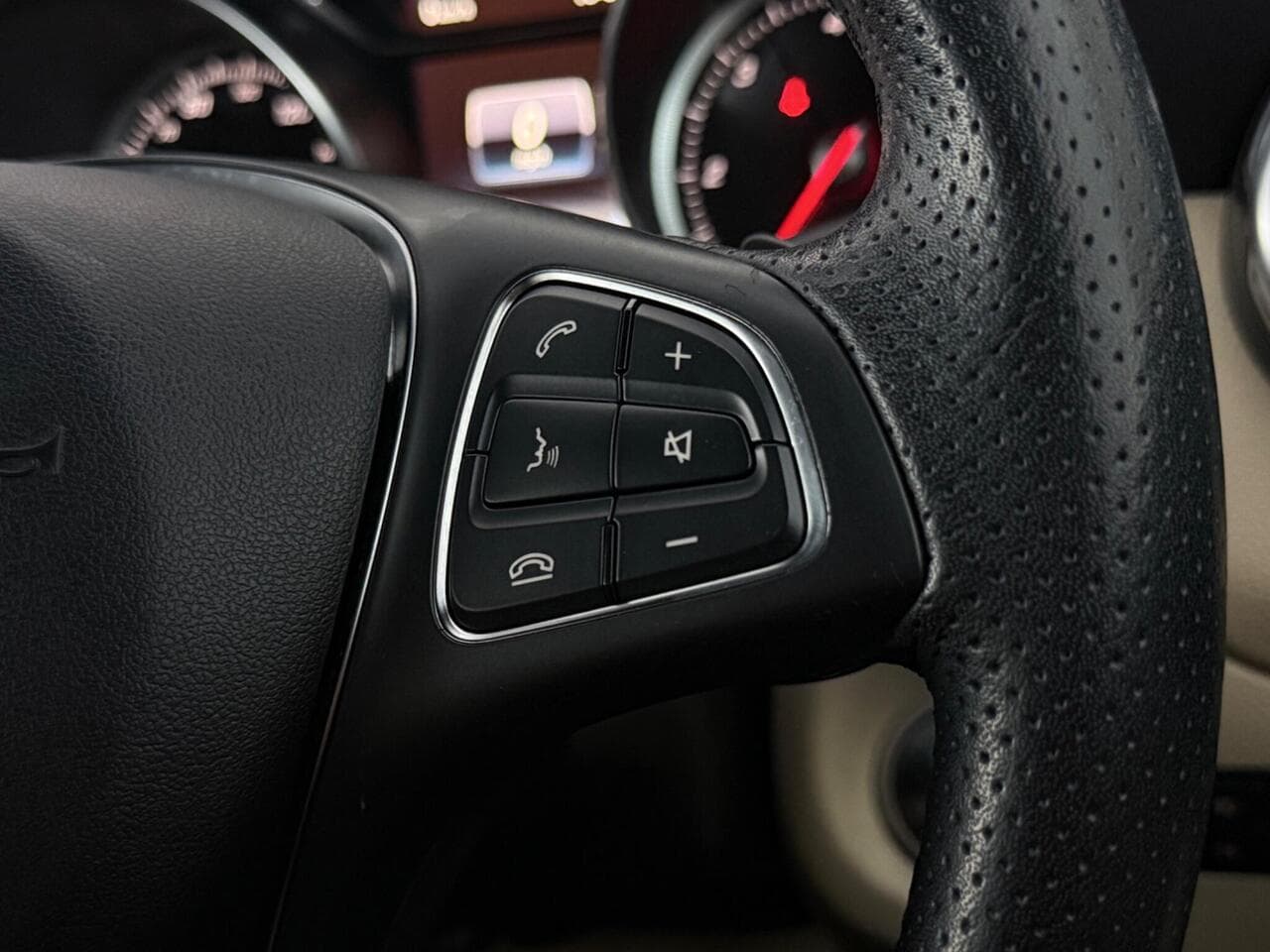 Mercedes-Benz GLA thumbnail Misc Controls