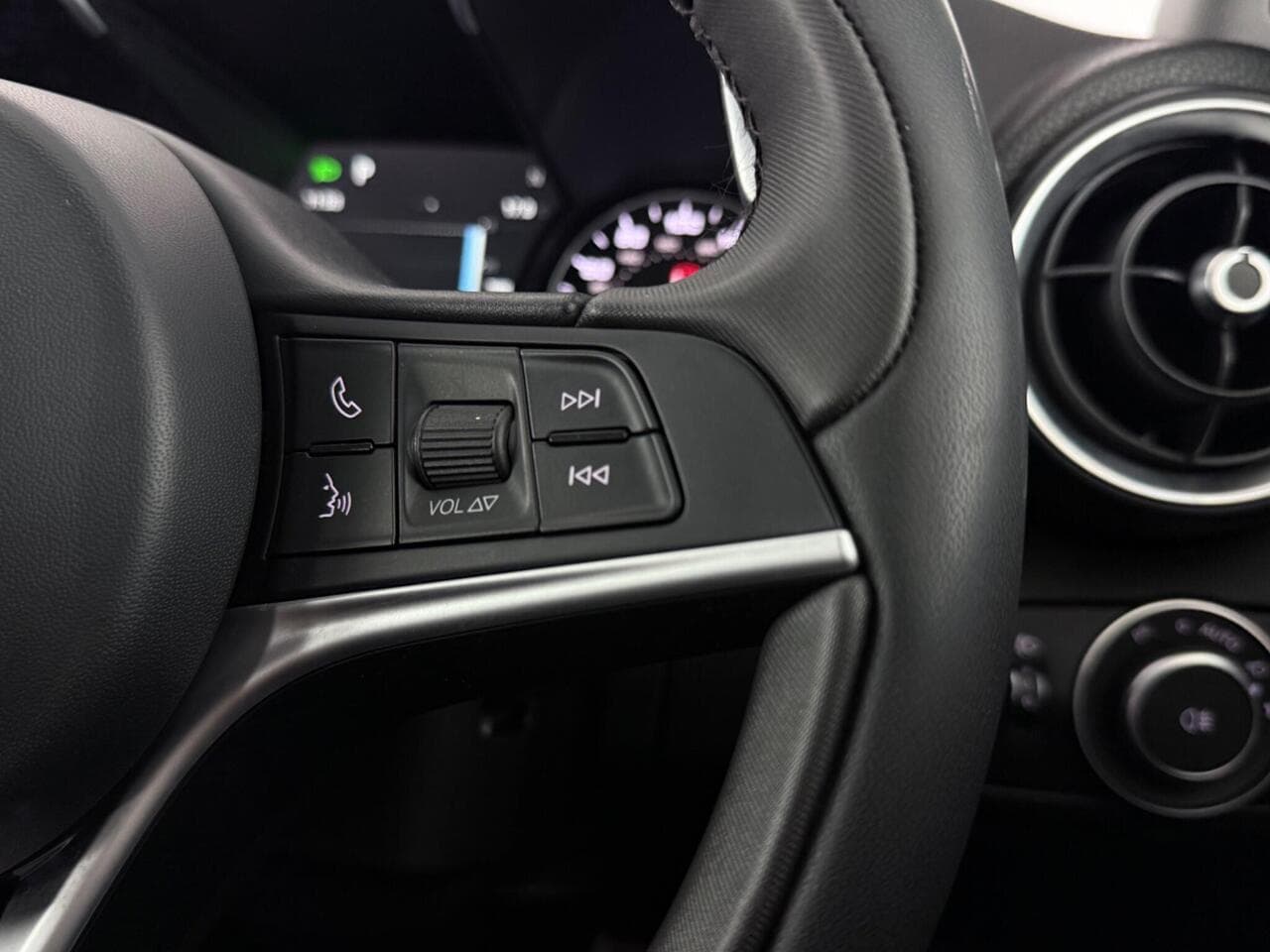 Alfa Romeo Giulia thumbnail Misc Controls