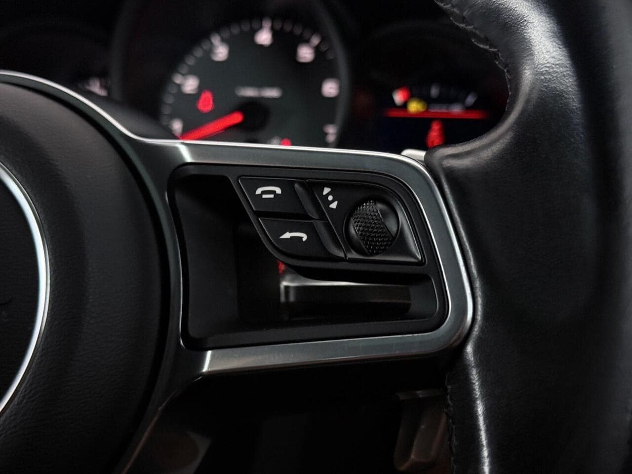 Porsche Macan thumbnail Misc Controls