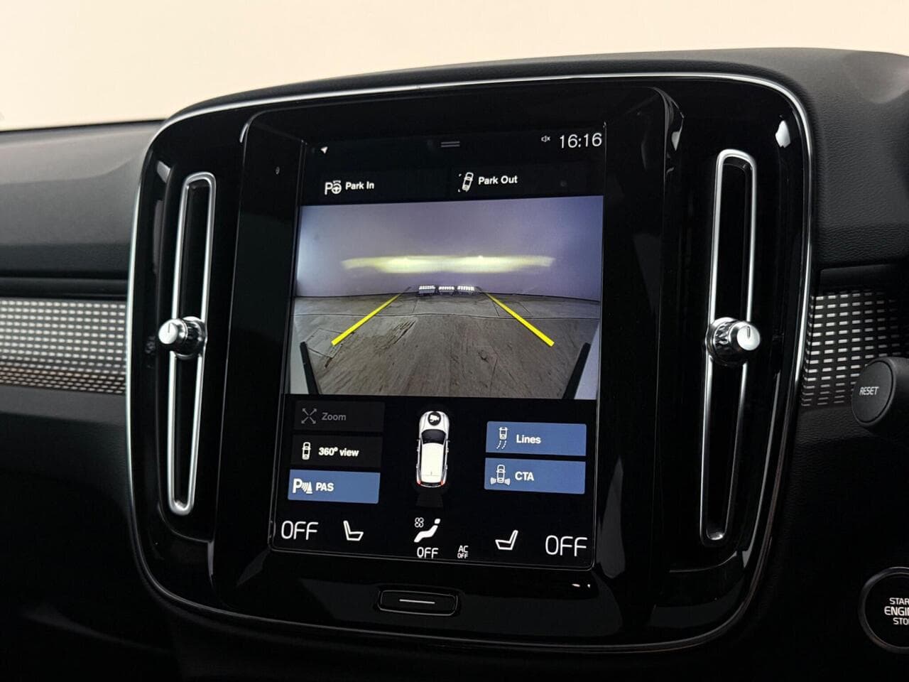 Volvo XC40 thumbnail Infotainment System