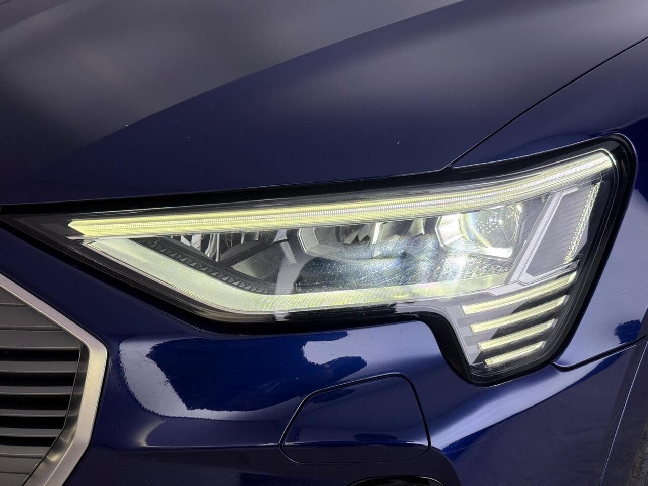 Audi e-tron thumbnail Lights Front