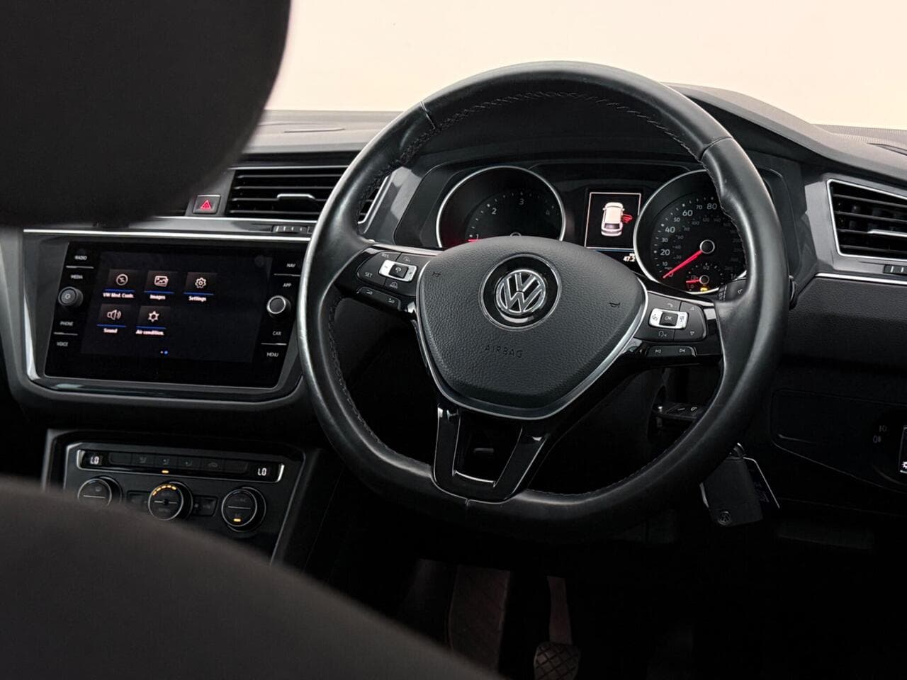 Volkswagen Tiguan thumbnail Steering Wheel