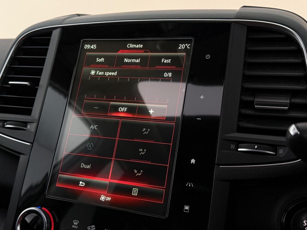 Renault Koleos thumbnail Infotainment System