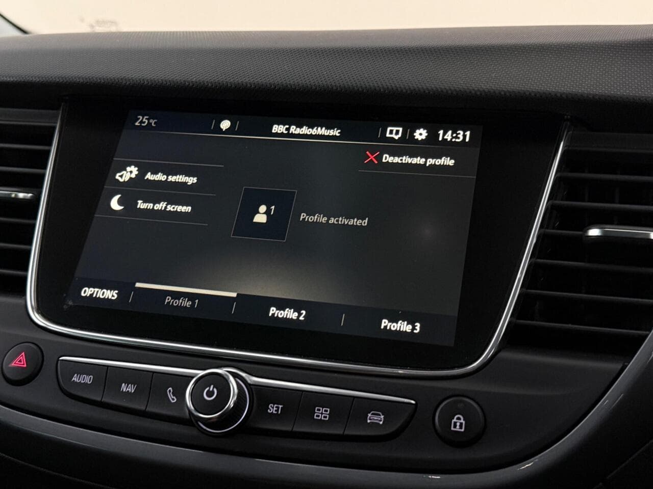 Vauxhall Crossland X thumbnail Infotainment System