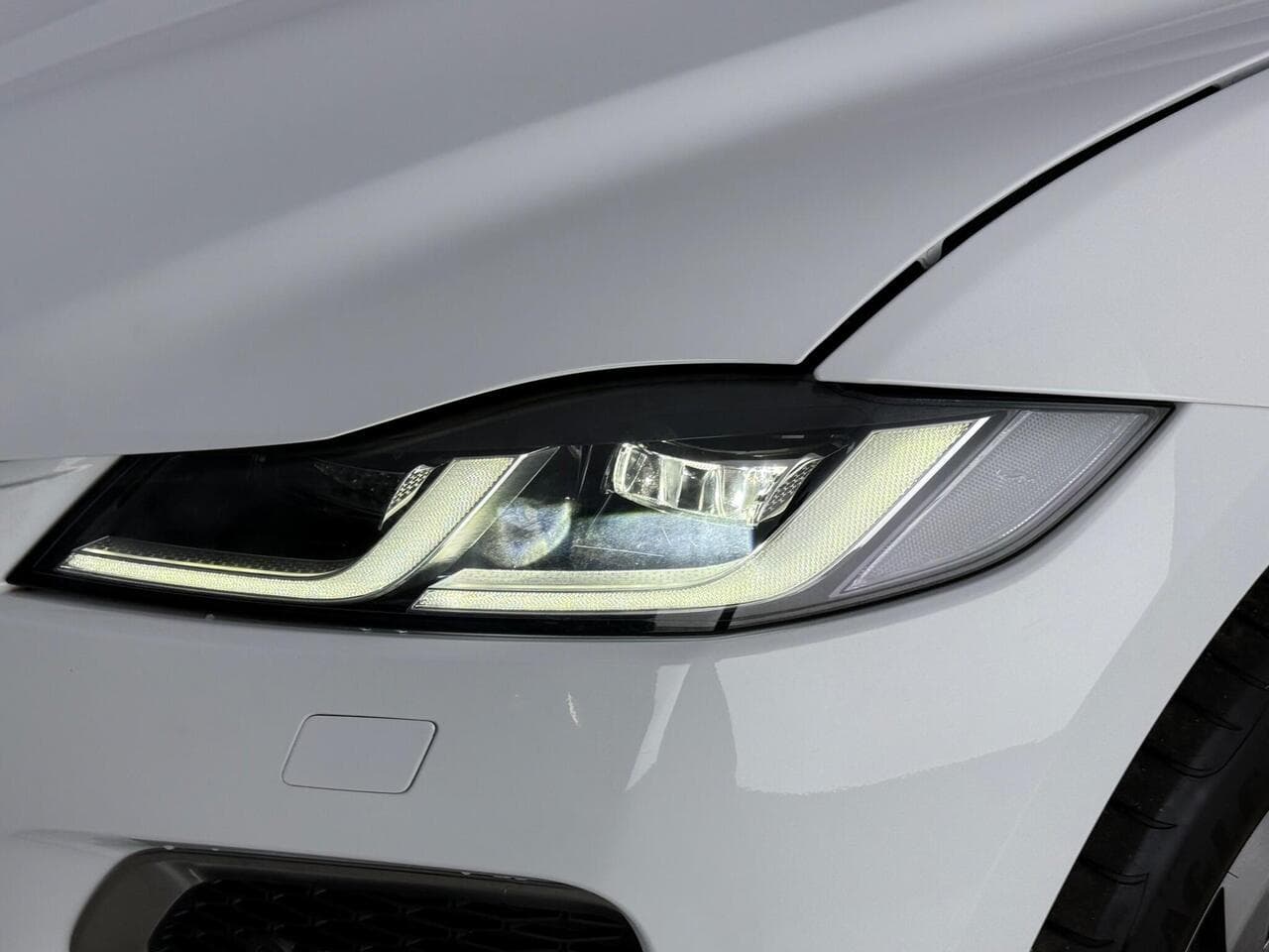 Jaguar F-PACE thumbnail Lights Front
