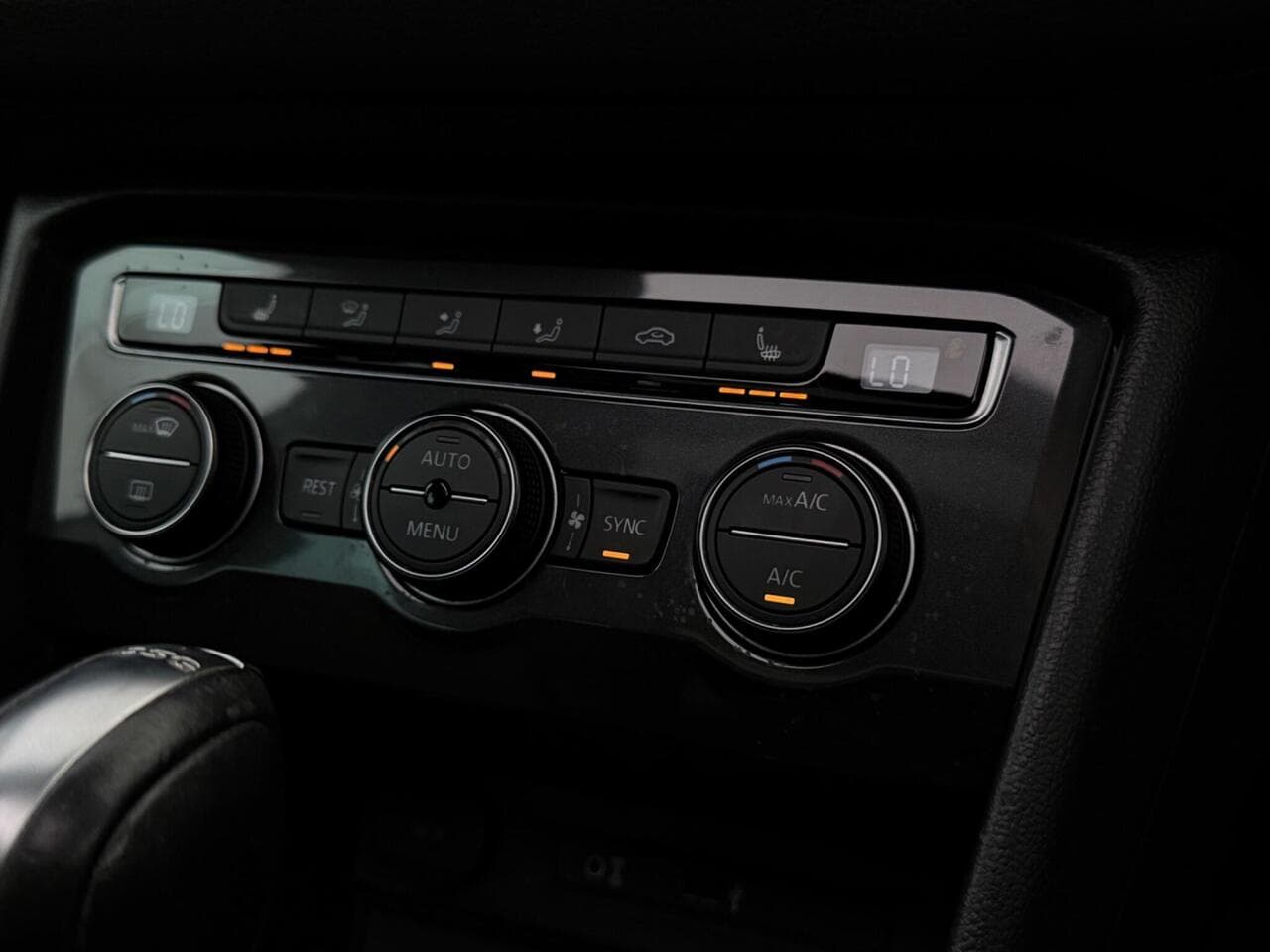 Volkswagen Tiguan thumbnail Interior Front