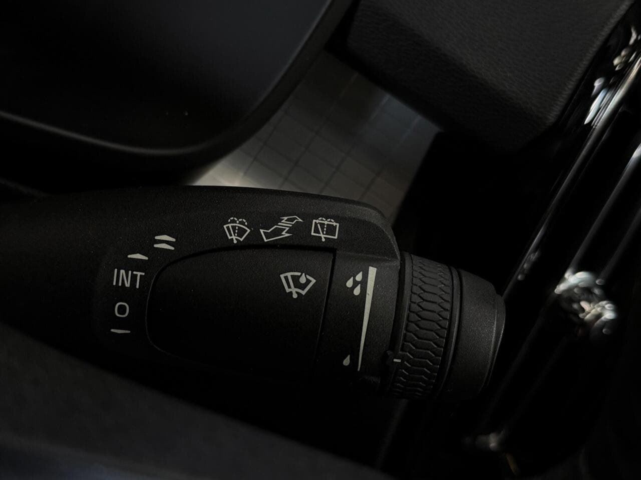 Volvo XC40 thumbnail Misc Controls