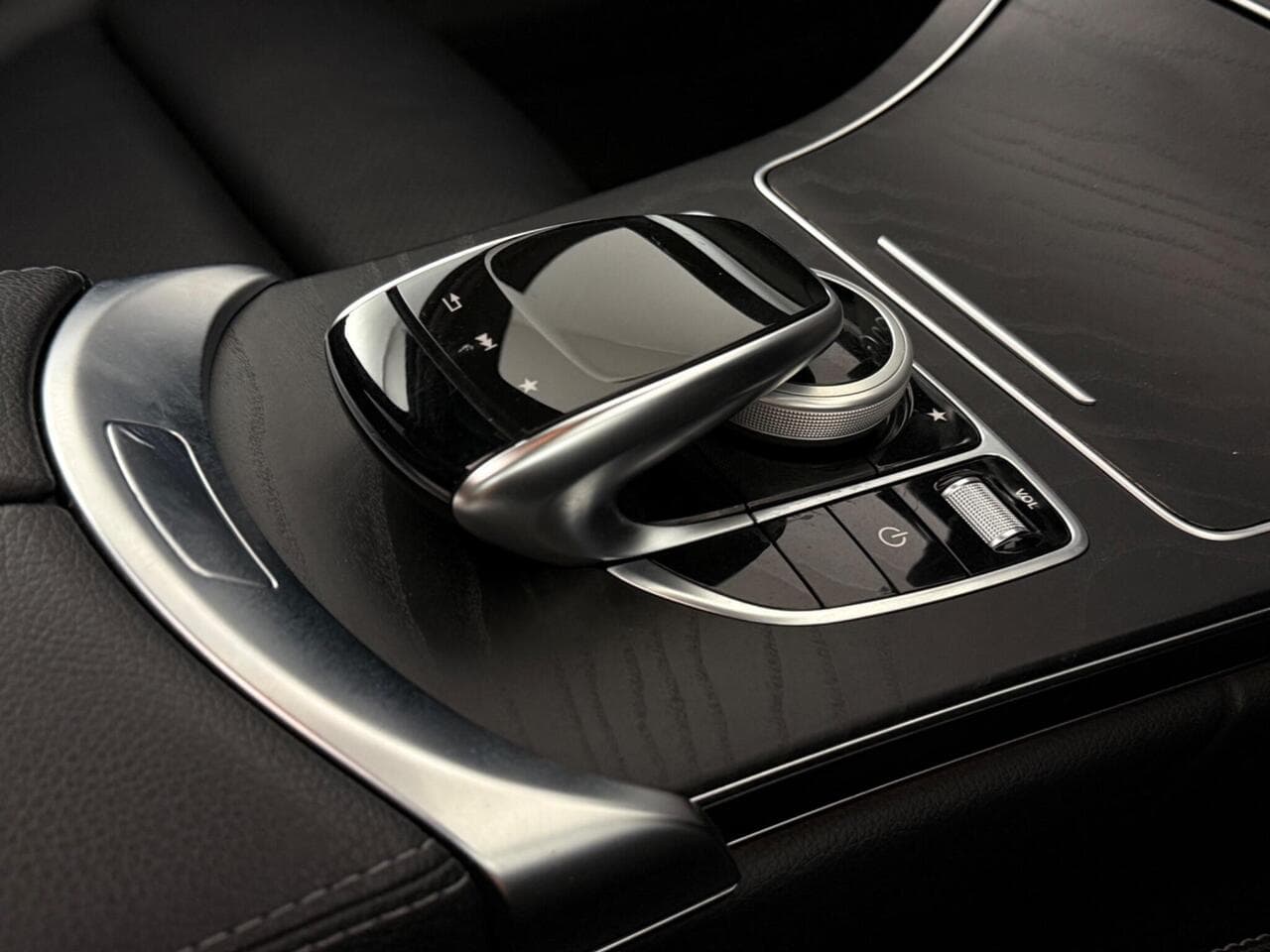 Mercedes-Benz C Class thumbnail Interior Front