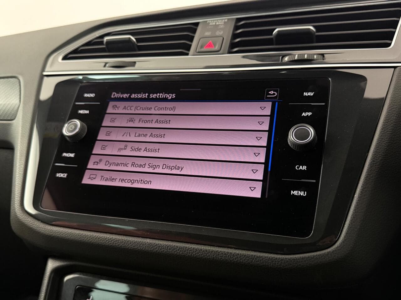 Volkswagen Tiguan thumbnail Infotainment System