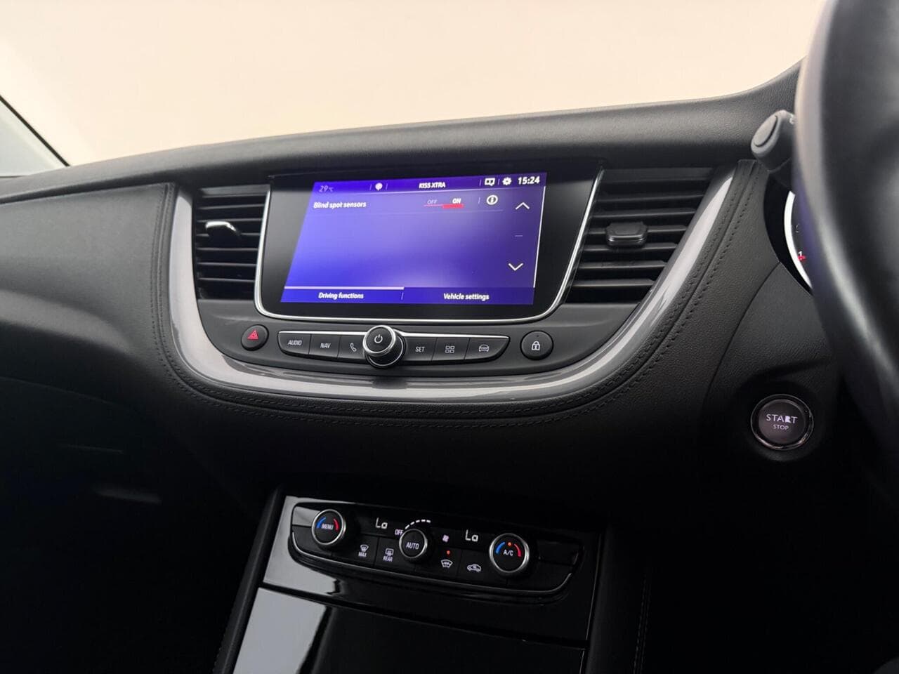 Vauxhall Grandland X thumbnail Infotainment System