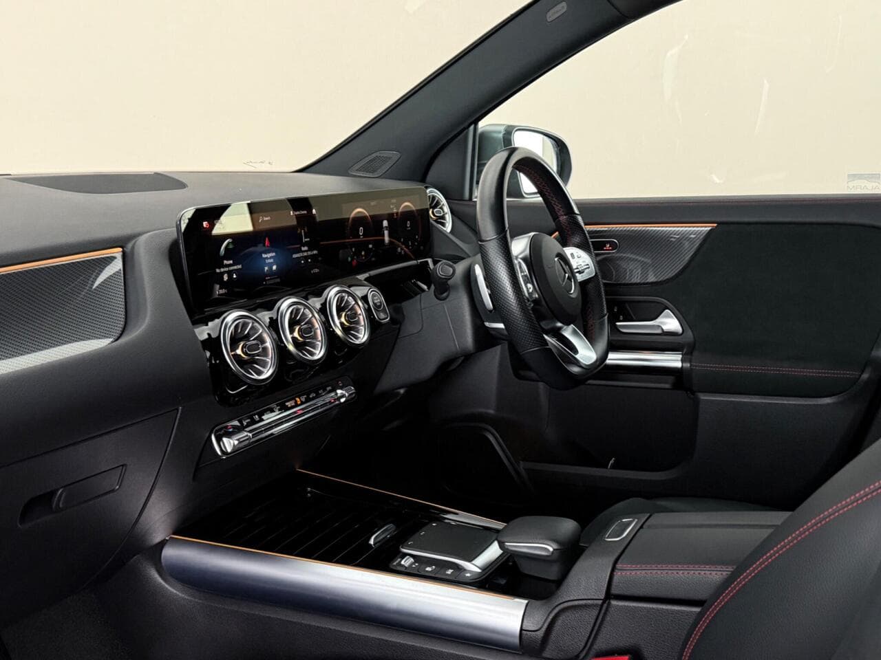 Mercedes-Benz GLA thumbnail Interior Front