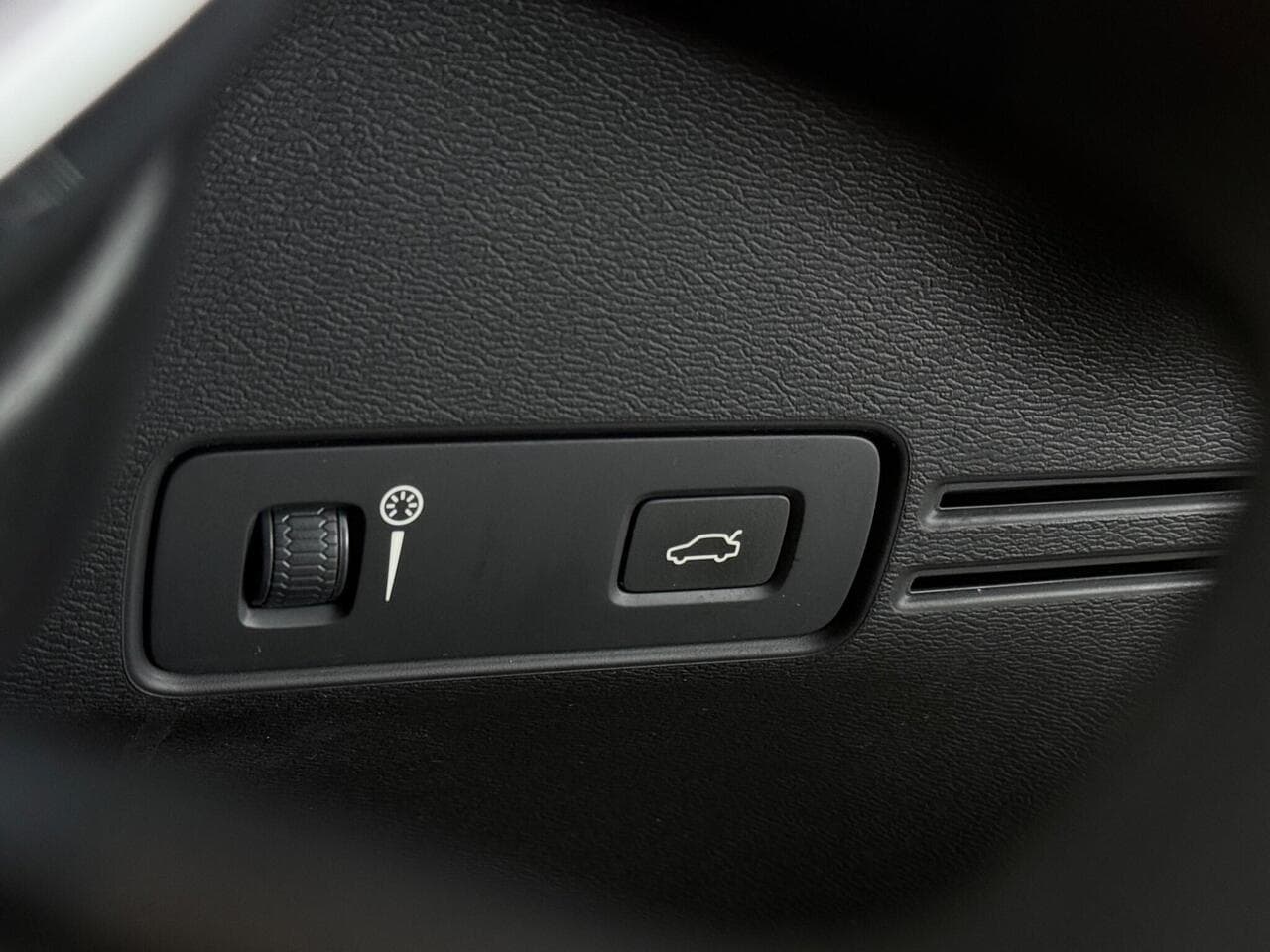 Volvo XC40 thumbnail Misc Controls