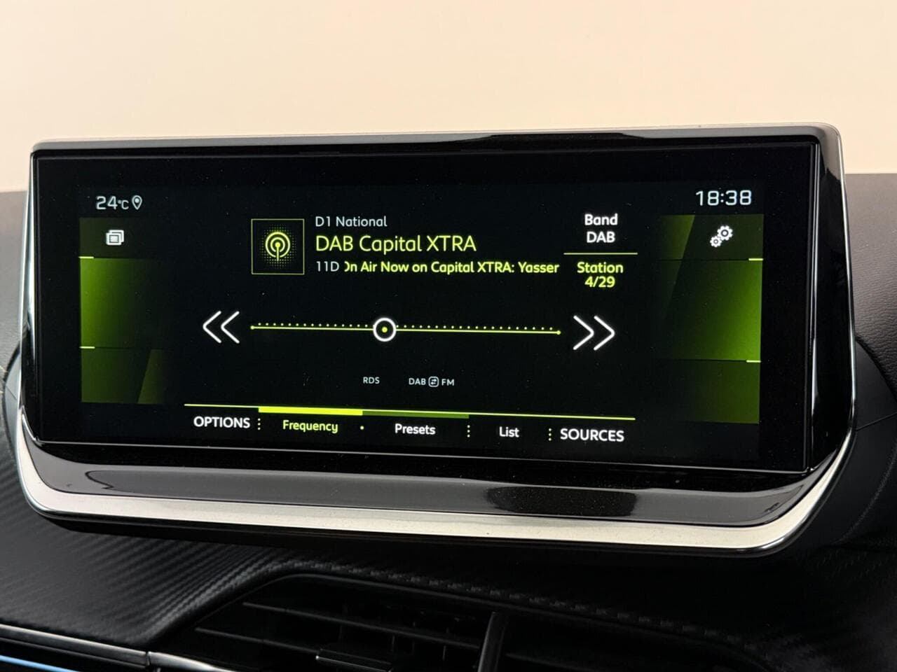 Peugeot 208 thumbnail Infotainment System