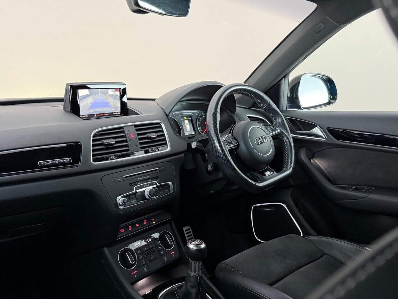 Audi Q3 thumbnail Interior Front