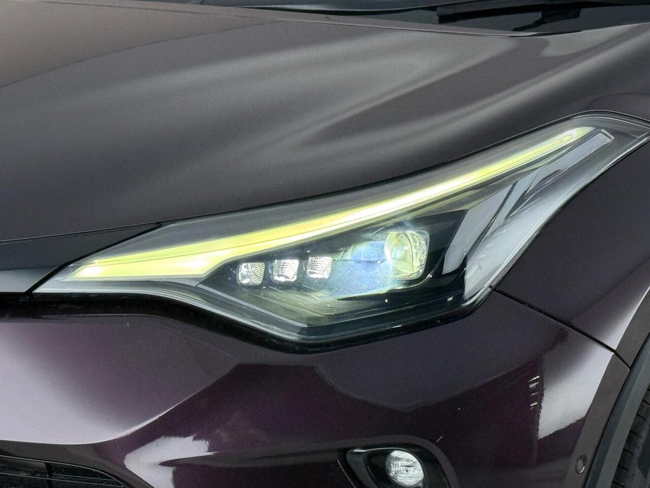 Toyota C-HR thumbnail Lights Front