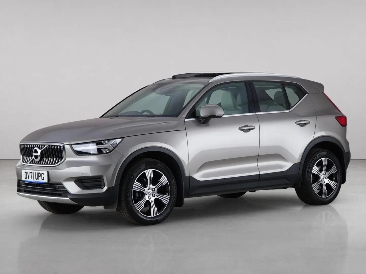 Volvo XC40 thumbnail Front Left
