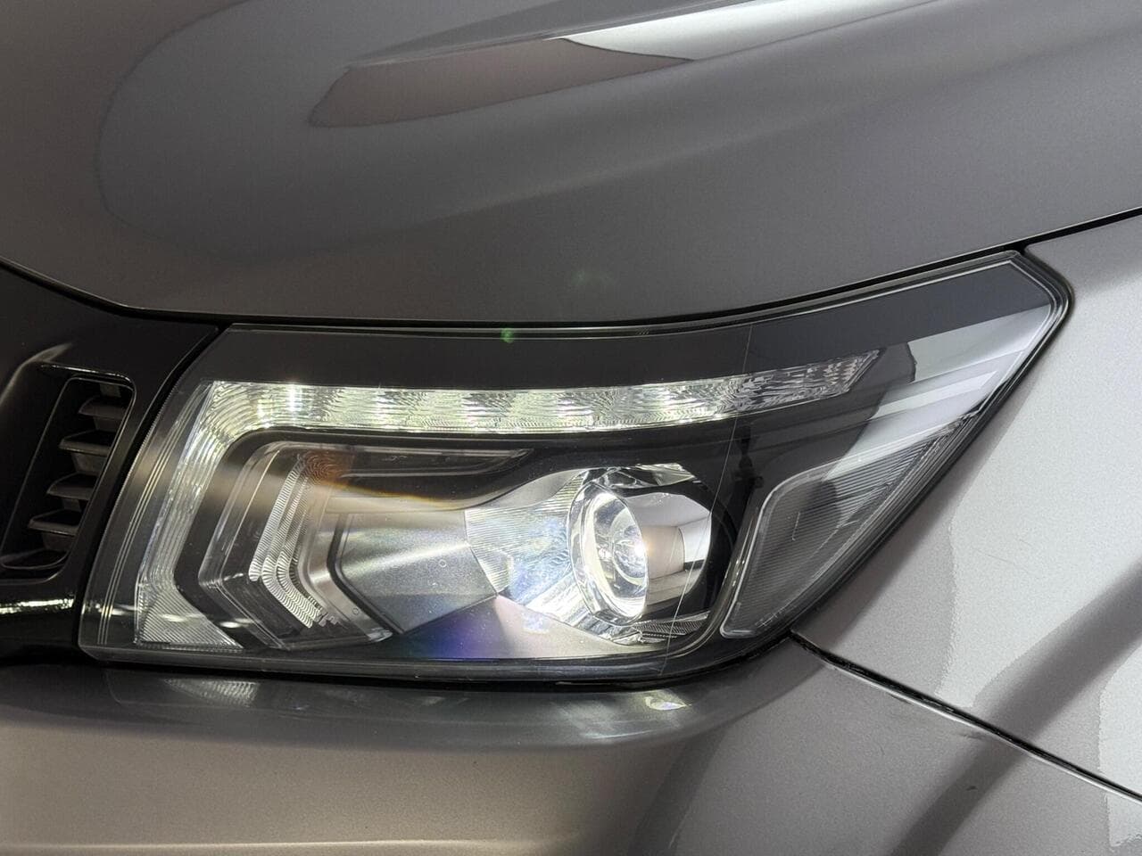 Nissan Navara thumbnail Lights Front