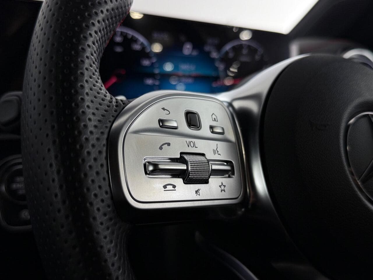 Mercedes-Benz CLA thumbnail Misc Controls