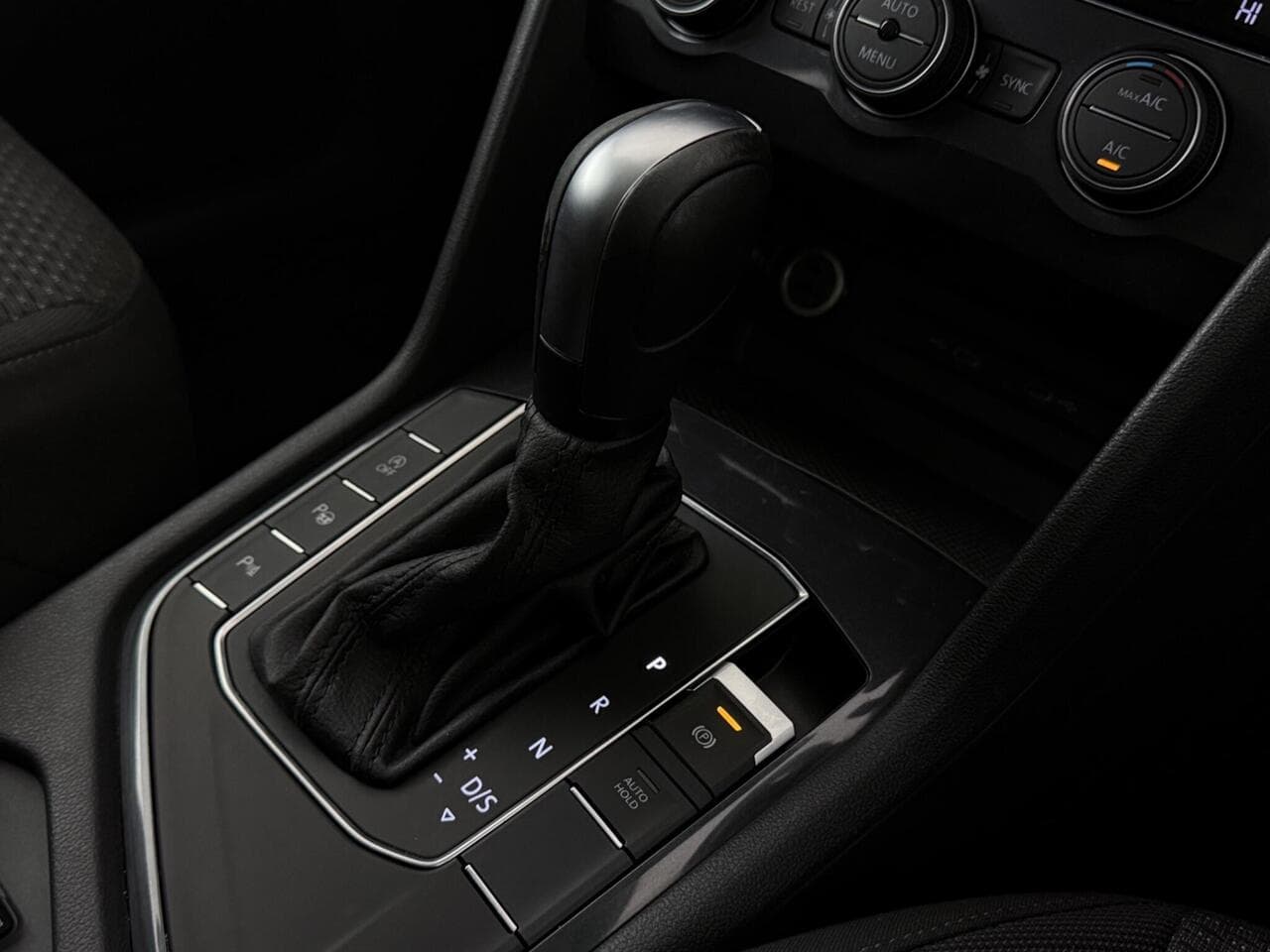 Volkswagen Tiguan Allspace thumbnail Interior Front