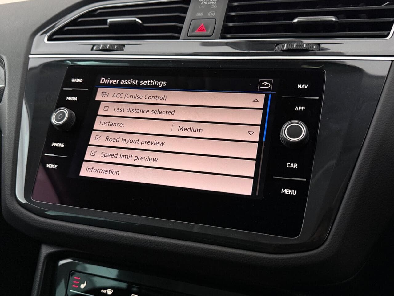 Volkswagen Tiguan thumbnail Infotainment System