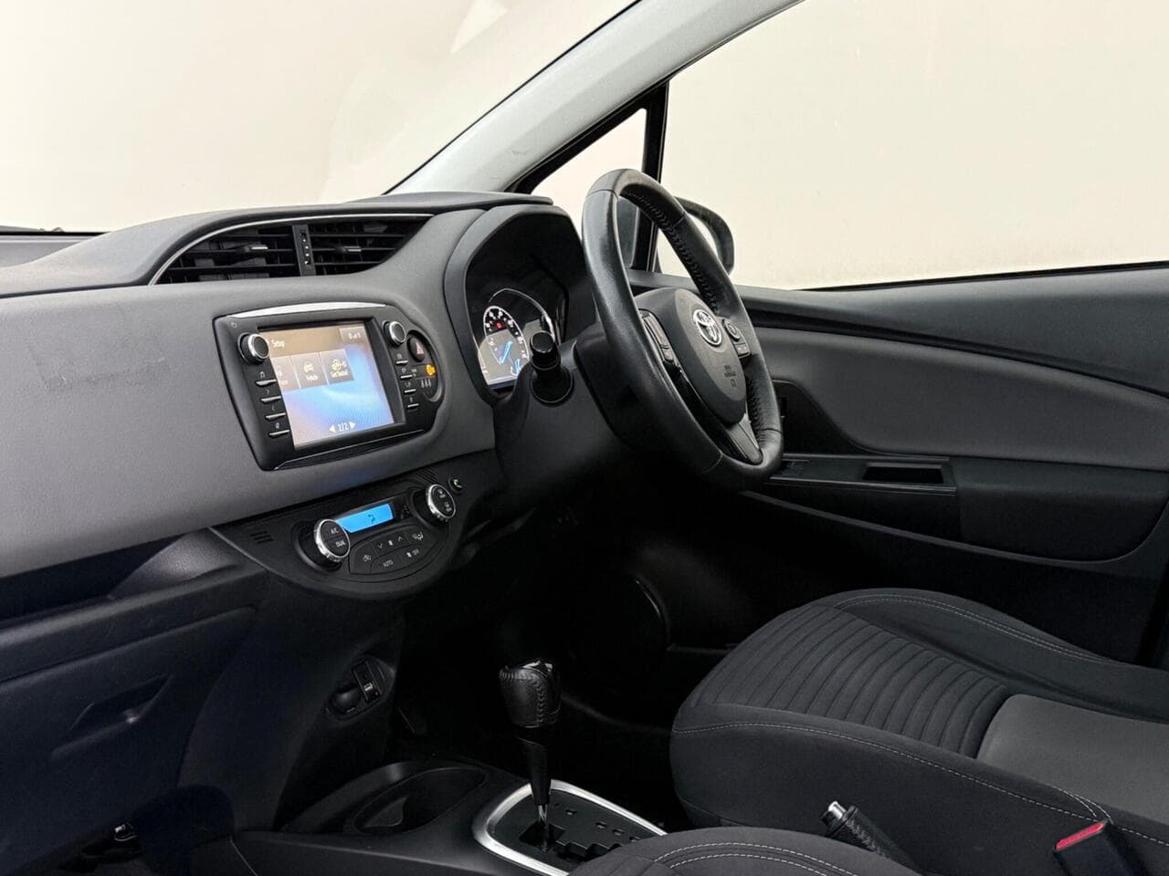 Toyota Yaris thumbnail Interior Front
