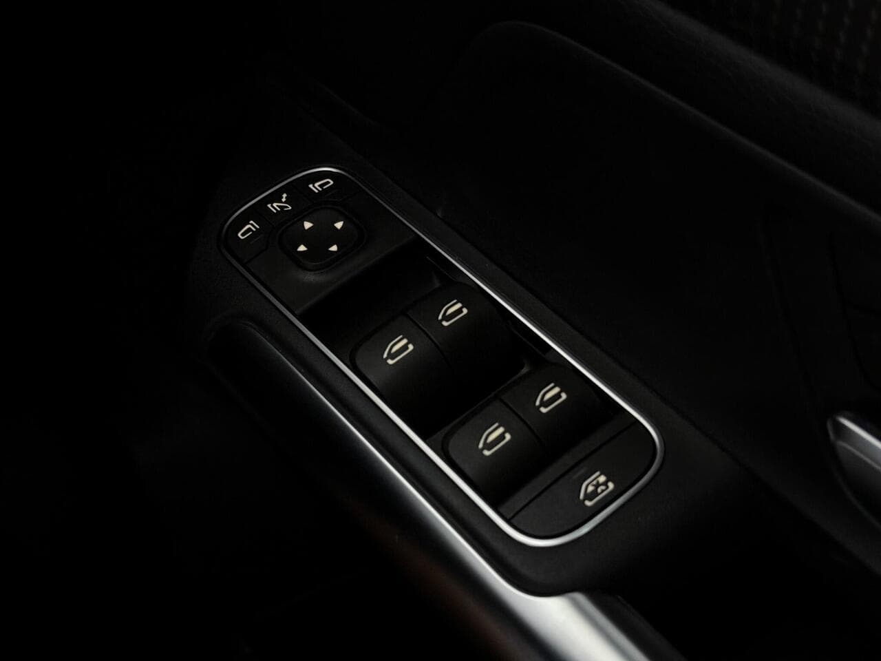 Mercedes-Benz GLA thumbnail Misc Controls