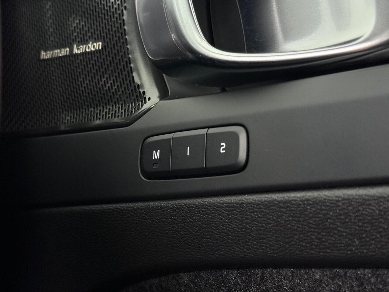 Volvo XC40 thumbnail Misc Controls