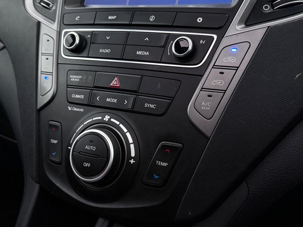 Hyundai Santa Fe thumbnail Interior Front