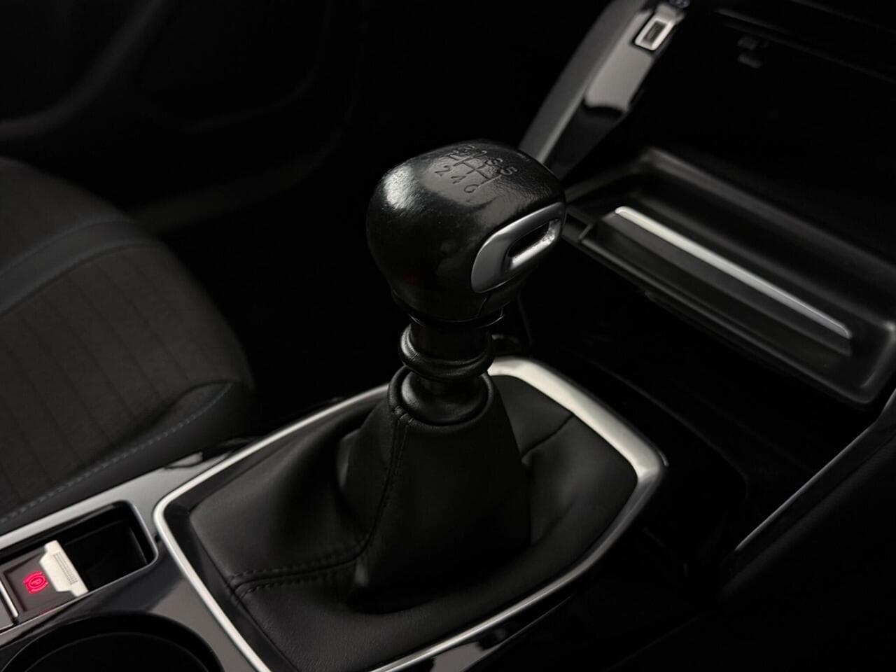 Peugeot 2008 thumbnail Interior Front