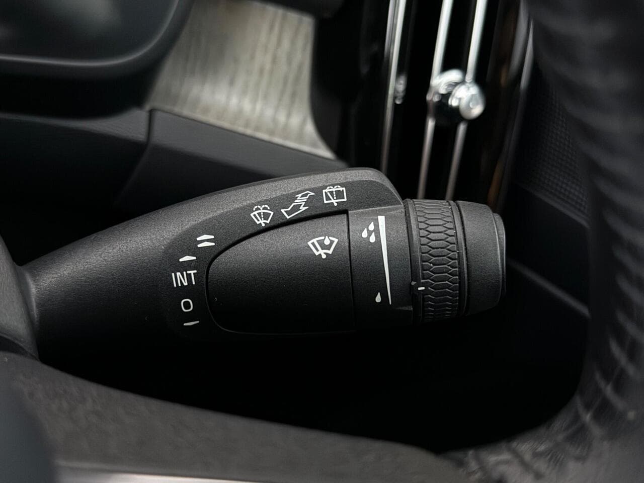 Volvo XC40 thumbnail Misc Controls