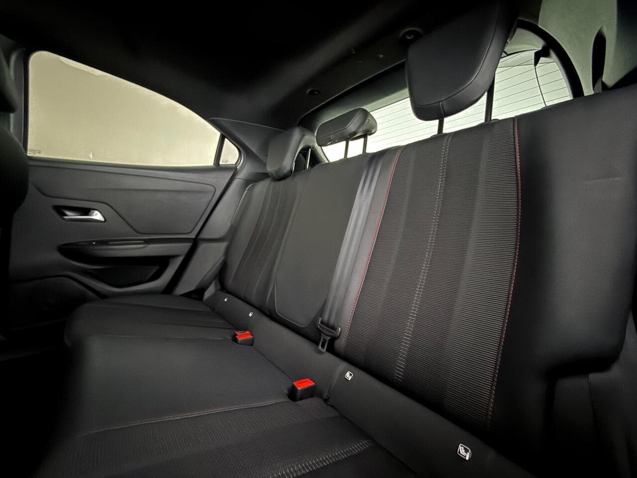 Vauxhall Mokka thumbnail Seats Rear