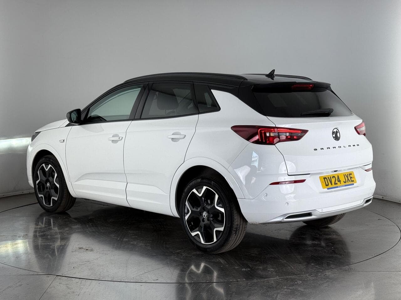 Vauxhall Grandland thumbnail Rear Left