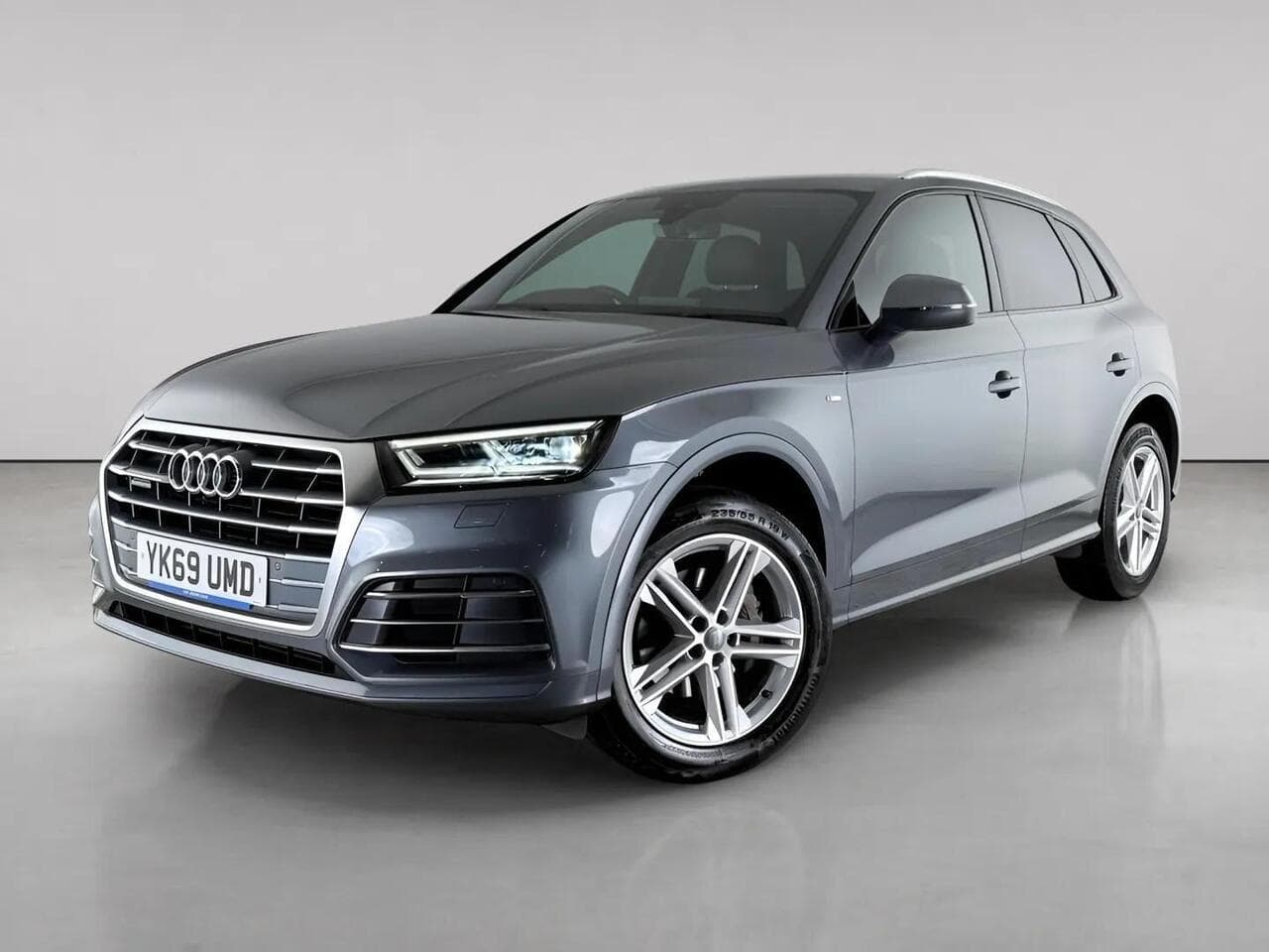 Audi Q5 thumbnail Front Left