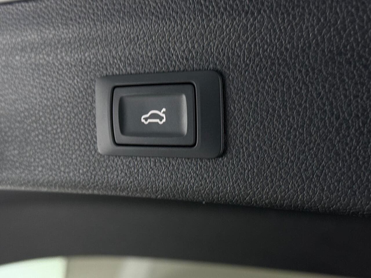Audi Q3 thumbnail Misc Controls