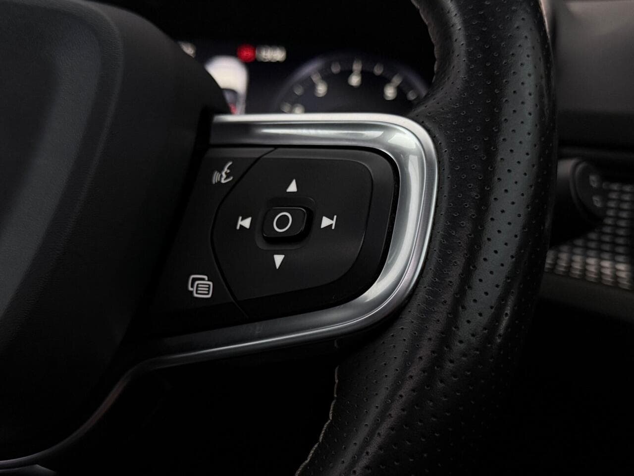 Volvo XC40 thumbnail Misc Controls