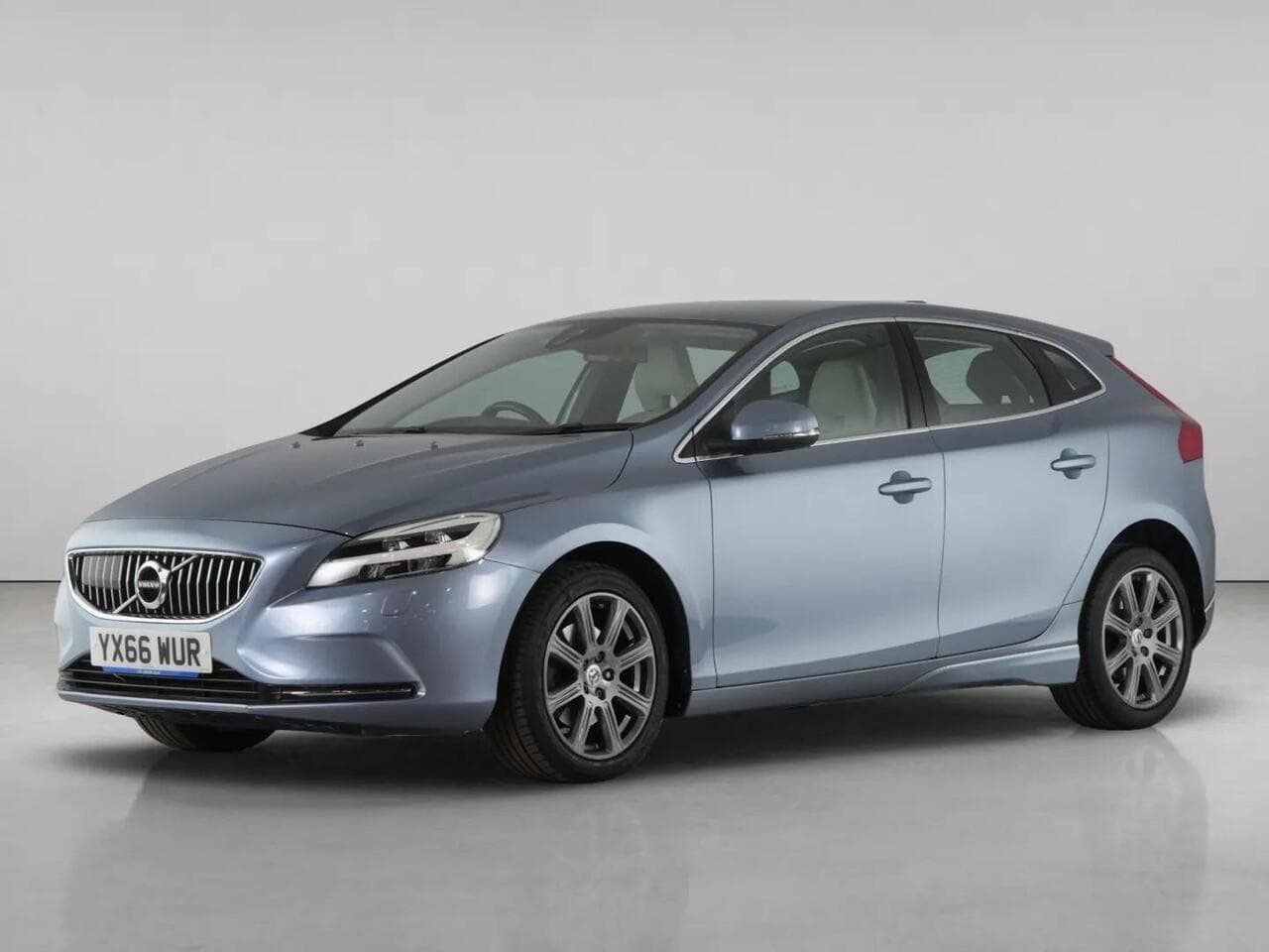 Volvo V40 thumbnail Front Left