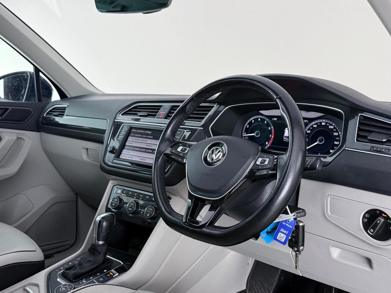 Volkswagen Tiguan thumbnail Interior Front