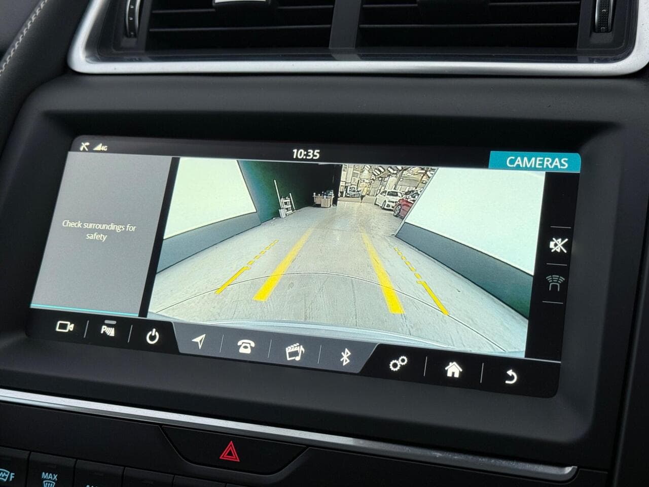 Jaguar E-PACE thumbnail Infotainment System