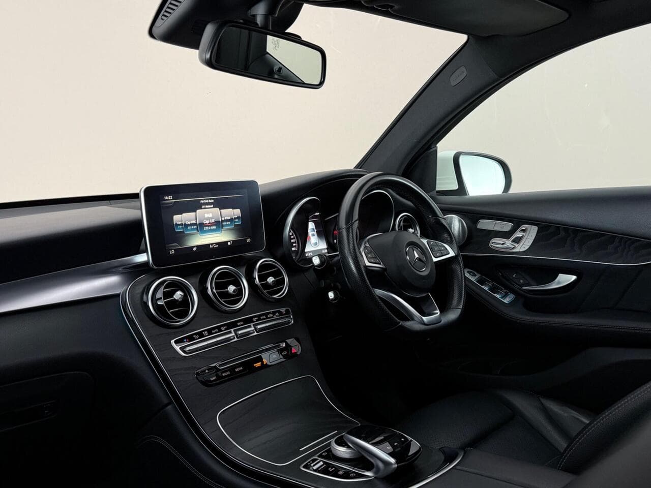 Mercedes-Benz GLC thumbnail Interior Front