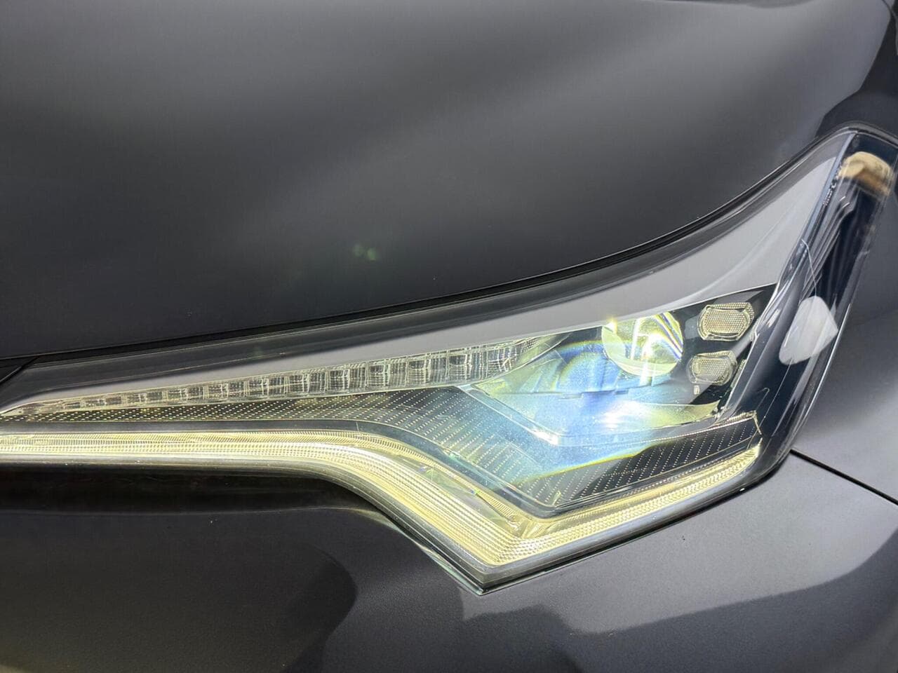 Toyota C-HR thumbnail Lights Front